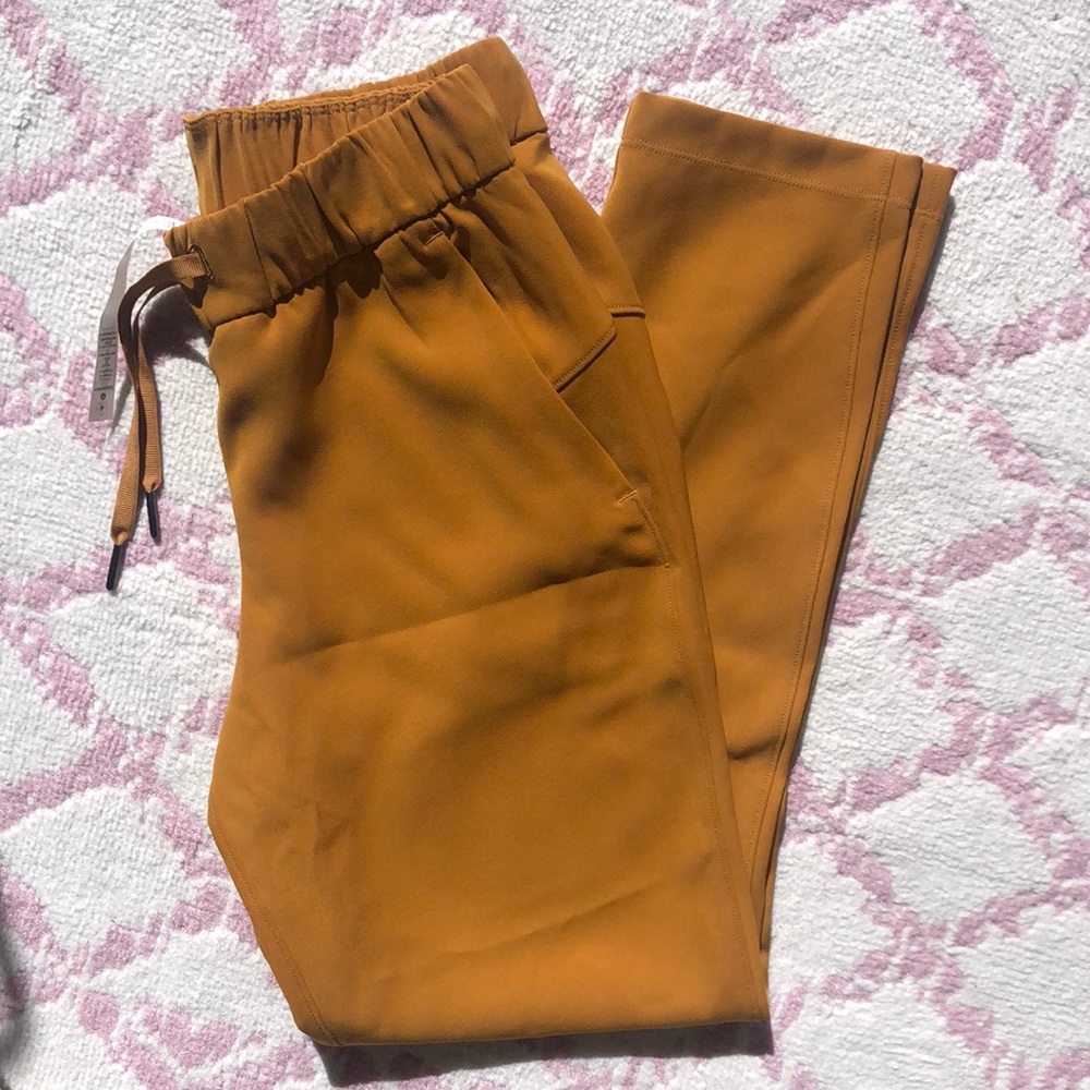 lululemon women’s gold on the fly mid rise travel woven pant